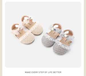 Detailansicht von Baby-Sommersandalen für Mädchen mit Spitzenschleifen in Creme und Silber