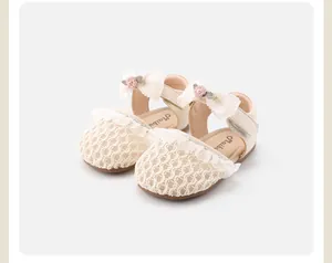 Elegante Mädchensandalen in Creme mit Spitzennetz, Schleife und Blumendetails.