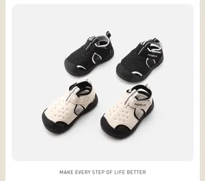Sandalias de exterior para niños en negro y crema con suelas blandas antideslizantes