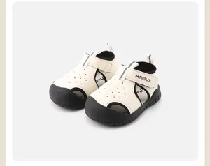 Detalle de sandalias transpirables para niños crema con puntera protectora negra