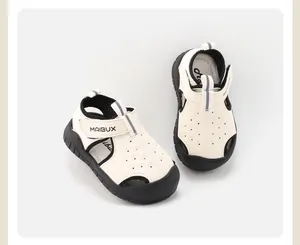 Detalle de sandalias crema para niños pequeños con puntera protectora y velcro