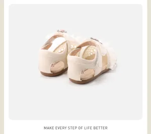 Rückansicht beige Kleinkind-Netzsandalen für Mädchen mit zarten Spitzenrüschen und flachen Absätzen.