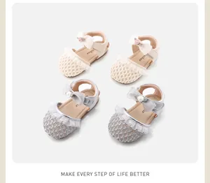 Detailansicht der Sommermädchen-Sandalen mit Spitzenbogen und Blumenakzenten im Design