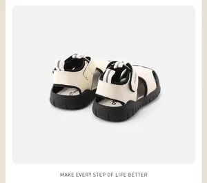 Vista posterior de sandalias para niños pequeños con suelas blandas y correas.