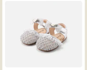 Detailansicht der silbernen Netz-Sandalen für Mädchen mit Schleife und Spitze