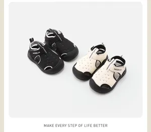 Par de sandalias de exterior para niños en negro y beige con suelas suaves antideslizantes