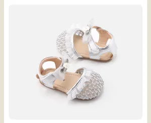 Elegante silberne Sandalen für Mädchen mit Netzkappe, Spitzenbesatz und Schleife.