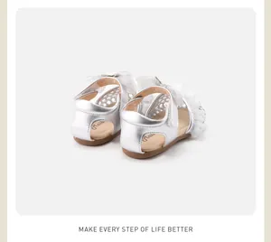 Silberne Babysandalen für Mädchen mit eleganter Spitzenschleife und Netzdetails
