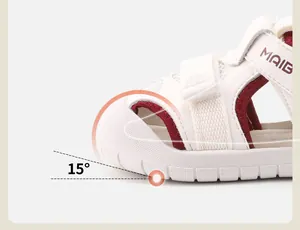 Nahaufnahme von Baby-Sportsandalen mit 15-Grad-Kollisionsschutz-Design an der Spitze