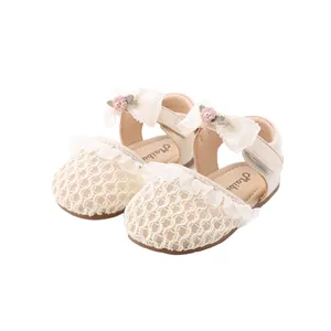 Elegante Baby-Mädchen-Sandalen aus Spitzennetz mit Schleife und Blumendekor in Weiß
