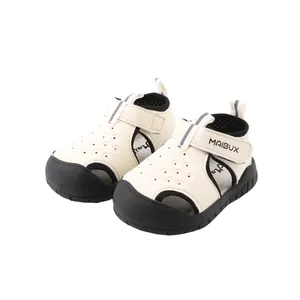 Crèmewitte peutersandalen met gesloten neus en zwarte antislip rubberen zool voor nu