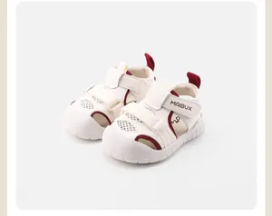 Weiße atmungsaktive Mesh-Kindersandalen mit geschlossener Zehenpartie für Kleinkinder