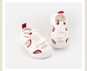 Draufsicht auf atmungsaktive Mesh-Sandalen für Kleinkinder mit weißen Klettverschlüssen