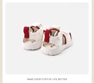 Rückansicht weißer, atmungsaktiver Kleinkindersandalen mit roter Zuglasche und Sohle