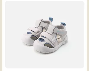 Detailansicht graue atmungsaktive Mesh-Sandalen für Kleinkinder mit blauen Klettverschlüssen