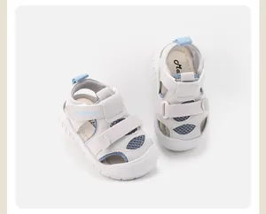 Nahaufnahme von atmungsaktiven Kleinkinder-Sandalen mit geschlossener Zehenpartie und Netz