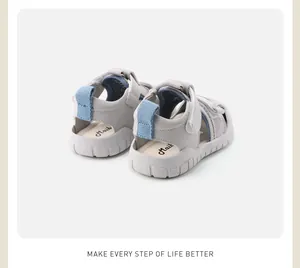 Detailansicht der grauen Kinder-Outdoor-Sandalen aus atmungsaktivem Mesh mit Laschen