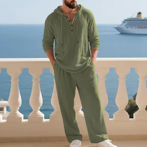 Herren-Set aus Leinen in Grün mit Kapuzen-Oberteil und passender langer Hose