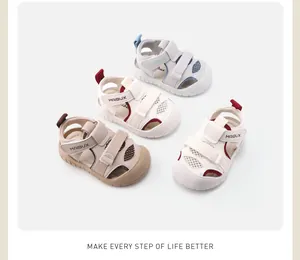 Atmungsaktive geschlossene Kleinkindersandalen für Jungen und Mädchen im Farbdisplay