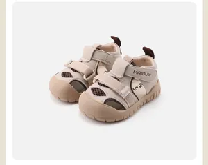 Detailansicht atmungsaktiver Kleinkindsandalen mit Mesh-Obermaterial und geschlossener Kappe.