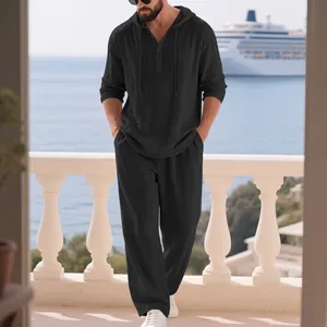 Elegantes schwarzes Herren-Leinenset mit Kapuzenhemd und passender langer Hose