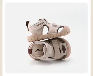 Detailansicht der beigen geschlossenen Kindersandalen mit Mesh und Klettverschluss.