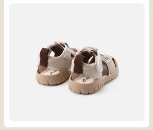 Rückansicht atmungsaktiver Kleinkind-Netzsandalen in Beige/Braun mit rutschfesten Sohlen.