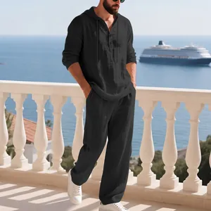 Schwarzes Leinen-Freizeitset für Herren mit Kapuzenshirt und lockerer Hose am Meer