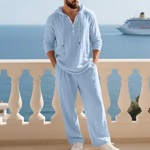 Lässiges hellblaues Leinen-Set für Herren mit Kapuzenshirt und Hose im Urlaubslook