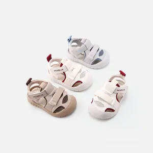 Atmungsaktive Mesh-Sandalen für Kleinkinder in verschiedenen Farben für Jungen und Mädchen.