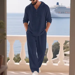 Details des marineblauen Herren-Leinen-Lounge-Sets in luxuriöser Urlaubskulisse