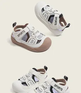 Sandalias cerradas para niños con suela blanda para caminar cómodamente en la playa