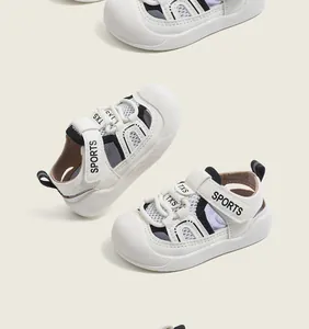 Detalle de sandalias blancas para bebé con puntera protectora y malla transpirable