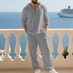 Lässiges Leinen-Set für Herren mit Kapuzenshirt und entspannter Hose in edlem Grau