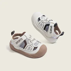 Sandalias cerradas transpirables para bebé con suela suave antideslizante en color blanco