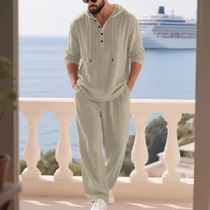 Herren-Freizeitset aus Leinen mit Kapuzen-Oberteil und langer Hose im Old-Money-Stil.
