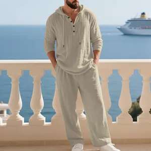 Lifestyle-Detail eines beige Leinen-Set für Herren mit Kapuze auf Balkon