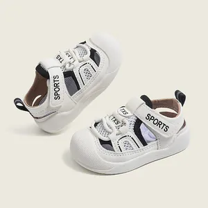 Sandalias blancas cerradas para bebés con suelas blandas para caminar con niños
