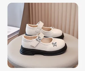 Elegante cremefarbene Mary Jane-Schuhe für Mädchen mit funkelnden Schmetterlingsakzenten.