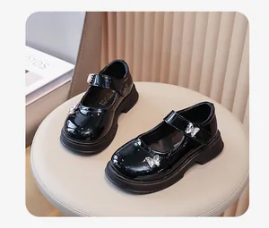 Elegante schwarze Lackleder Mary Jane Schuhe für Mädchen mit glänzendem Schmetterling