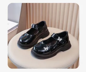 Elegante schwarze Lackleder Mary Jane Schuhe für Mädchen mit silbernen Schmetterlingen