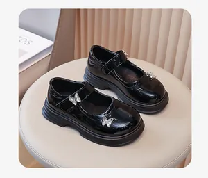 Elegante Mary Jane Schuhe für Mädchen aus schwarzem Lackleder mit Schmetterlings-Akzenten