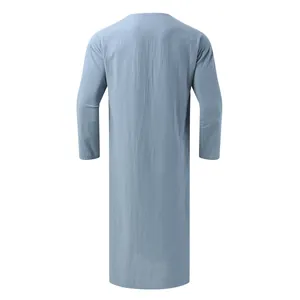 Vue arrière d'une robe traditionnelle bleue à manches longues pour hommes en lin