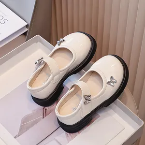 Eleganti scarpe Mary Jane color crema per bambine con dettagli a farfalla e suole con plateau