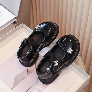 Eleganti scarpe Mary Jane nere per bambine in vernice con brillanti motivi a farfalla