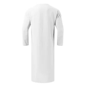 Vue arrière d'une thobe blanche pour homme de style vintage à manches longues et ample