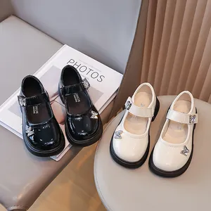 Eleganti scarpe Mary Jane da principessa nere e bianche per bambina con farfalle preziose.