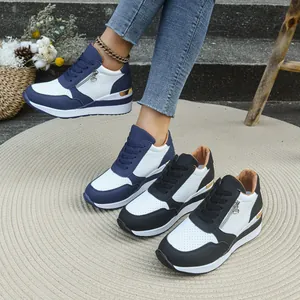 Vista dettagliata delle sneakers platform traspiranti da donna in blu e nero