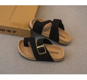 Dettaglio dei sandali neri per bambini con fibbia vintage in bronzo per l'estate