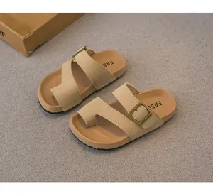 Sandali retrò beige in finta pelle scamosciata per bambini con passante per alluce
